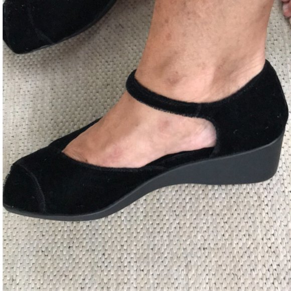 “Coldwater Creek” velvet peep toe wedges, almost new, 7.5 - Picture 9 of 11